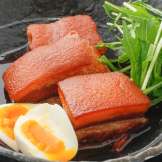 Full of Okinawan Cuisine! Among them, the most popular one is the ``Sooty Rafute Soft-boiled Egg.''
