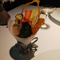 レフェルヴェソンス - 野菜チップス。そのままでも美味しいですが、一緒に提供される豆乳クリームをつけると更に美味しい。