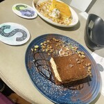 SPIA CAFE - 手前：ティラミス、奥：マンゴーケーキ