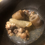 温石 - 菊川の天然スッポンとクダ牛蒡。配膳する直前でひく山椒の香りが効いておりました。と言っても、スッポンの地味も強い。さすが天然！