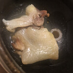 温石 - 天然スッポンのゼラチン質。鶏の皮付き胸肉みたいですね。コクのあるスッポンの汗が舌を愉しませます。まさに愉悦。