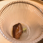 温石 - 擦り下ろした新蓮根に炙り唐墨が乗っかります。蓮根汁の澱粉のトロミと唐墨の塩分がマリアージュ。蓮根って、こんなに美味しかったんだ、アハッ\(//∇//)\