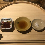 温石 - お造りの薬味です。左からお醤油、檸檬の加減酢、塩です