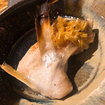 温石 - 甘鯛のカマ部位の炭火焼き。炭火でじっくり炙っているので、無駄な脂は無く、蛤や鱧のお出汁にとろみを付けた餡が優しく身を包みます。揚げたウロコの食感の変化も楽しく、これだけでお酒が一合、いけちゃいそう。