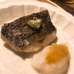 温石 - 黒ムツの炭火焼き。薬味は実山椒と山葵と大根おろし