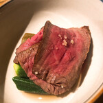 温石 - 仕入れ先を変更されたお肉。長崎とのことなので、おそらく雲仙かな？ランプ部位です。炭火にはやはり赤身が合う！付け添えの野菜はオクラと茄子です。