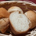 サーラ・マンジェ・ドゥ・クール  - パン