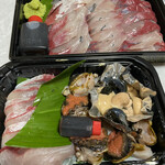 東和鮮魚 - ハマチ5人前、サザエ5つ。合計4000円（時価）