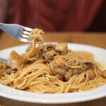 Laugh - 鶏モモ肉とキノコのトマトソーススパゲティ ペコリーノチーズ