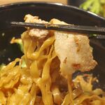 シンガポール フード ガーデン - 丼飯感覚でお肉を絡めて食べると、麺全体にタレとお肉の旨味がガッツリあわさって激ウマ！