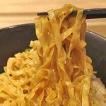 シンガポール フード ガーデン - 平打ち麺はコシが強く、甘味と旨味に優れた醤油ベースのタレがあわさってウマー！