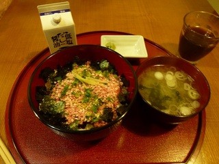 華鶏 - 牛とろ丼（８５０円）