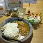 うぺぽ - 来迎カレーと日替りサラダ1,100円