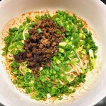麺や すずらん亭 - 汁なし担々麺
                                コンソメ入りのスープに三河屋製麺の細麺