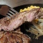 Steak House GRILLERS - ・ポークステーキ 200g(¥900)」の断面。