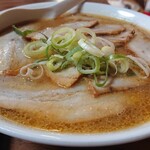 こく一番 ラーメン みどりや - スープ・・・これ普通サイズの「味噌チャーシュー麺」だよね・・・(笑) チャーシューもこれでもか！と入っているし(笑)。