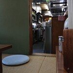 こく一番 ラーメン みどりや - 厨房を見ると、若くて感じの良いお兄さんがチャーハンを「ガコンッ！ガコンッ！」と、 上下に中華鍋を振っていました。