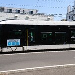 Koku Ichiban Ra-Men Midoriya - お店前を通過する路面電車