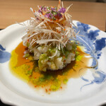 眞善美 - 淡路島産鱧の湯引き　ピリ辛の山椒ソース　雲丹　白髪ネギ　ピーナツ油掛け