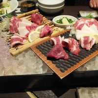 馬桜 下通り店 - 馬刺の盛り合わせ 