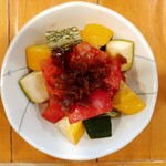 らーめん森や。 - 冷やしトマトとズッキーニのピクルスの宝石箱や〜