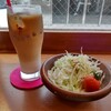 喫茶マイアミ - アイスカフェオレ、サラダ