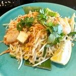 BETELNUT THAI VIETNAMESE DIMSUM - 「タイ焼きそば　パッタイ」