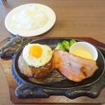 Forukusu - 厚切りベーコンと目玉焼きハンバーグランチ