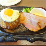 Forukusu - 厚切りベーコンと目玉焼きハンバーグランチ(アップ)