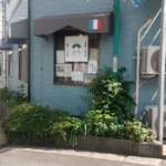 並木 - 素敵なビストロです。でもこの商店街風花の飾りとも不思議にマッチ。