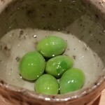 鮨 さかい - (01)新銀杏(熊本県玉名産)の塩茹で
      玉名産の銀杏は渋みが少なく青い甘さを感じるので好みです♪