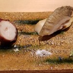 鮨 さかい - (02)真蛸(福岡県志賀島産、雌)の桜煮
      (03)蒸し黒鮑(佐賀県唐津産)