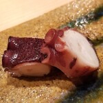 鮨 さかい - (02)真蛸(福岡県志賀島産、雌)の桜煮
      産卵期は初夏～初秋、旬は抱卵する初夏～初秋と旨みが強くなる晩秋～冬の2回
      今回の真蛸はサイズが小さく、旨みが穏やか
      軟らかくもしっかりとした弾力