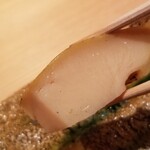 鮨 さかい - (03)蒸し黒鮑(佐賀県唐津産)
      黒鮑の産卵期は秋～冬、旬は初夏～夏
      黒鮑は柔らかさと弾力が両立している抜群の蒸し加減
      厚みのある切りつけで食感が楽しめます
      旨みと甘みが抜群、磯の香りも素晴らしい！