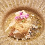 鮨 さかい - (04)毛蟹(北海道噴火湾産)、土佐酢ジュレ掛け、紫蘇の花載せ
      産卵期は晩秋～晩冬、春から秋にかけて身が柔らかく甘みのある若い毛蟹が楽しめます
      土佐酢ジュレでさっぱりと頂きました