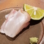 鮨 さかい - (05)炙り九絵(佐賀県唐津産、3kg、4日寝かせ、雌)
      産卵期は初夏～夏、旬は冬～初夏
      産卵期なので脂のりは穏やか
      炙って脂を活性化させて脂の旨みを引き上げてから、酢橘を搾ってさっぱりと頂きました