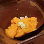 鮨 さかい - (06)蝦夷馬糞雲丹(北海道利尻産)のマイクロ丼
      産卵期は夏～秋、旬は初夏～夏
      最初は舌の上に5秒ホールドして堪能
      濃厚な甘みの後にほのかに雑味が訪れます
      上質な蝦夷馬糞雲丹の特徴が出ています
