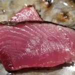 鮨 さかい - (08)やいと鰹(正式名:スマ)のたたき
      産卵期は初夏～夏、旬は秋～春ですが、通年、味わいは落ちない
      鰹と鮪の中間に存在する種族で鰹よりも脂がのり旨みがあります