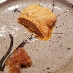 鮨 さかい - (09)鮟肝(北海道余市産)&刻み奈良漬け
      産卵期は春～初夏、旬は秋～春で特に晩冬が素晴らしい
      裏漉しの鮟肝は滑らかクリーミーでコクがあり、奈良漬けのシャキとした食感も楽しめる逸品