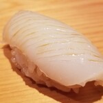 鮨 さかい - (11) 障泥烏賊(長崎県五島列島産、3kg、雄、5日寝かせ)
      産卵期は春～初夏、旬は初春～夏。、寿命1年
      雌は1kg迄、2kg以上は雄
      寝かせが入って軟らかさが増し、モチモチとした食感で甘みも強い