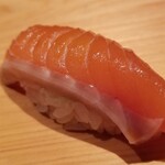 鮨 さかい - (12)時鮭(北海道昆布森産、3年魚)ヅケ
      産卵期は秋
      時鮭(トキシラズ)は回遊している白鮭で脂のりか良いのが特徴
      脂の旨み、冷凍ではないトロサーモンの食感
      桜鱒よりも濃い味わい、うっとりです