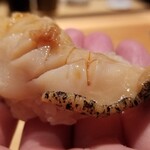 鮨 さかい - (14)つぶ貝(正式名:蝦夷法螺)(北海道産)
      産卵期は秋～春、旬は春
      潮の香り、しっかりした強い甘味、コリコリとした食感だが、硬過ぎず食べ易い
      鮮度が良くないと握りに出来ないのですが、流石ですね