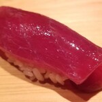 鮨 さかい - (16)本鮪赤身(宮城県塩釜産、やま幸、103kg、旋網、7日熟成)ヅケ
      日本近海の本鮪の産卵期は春～夏、旬は初秋～冬
      赤身独特の風味があり、軽く漬けにされておりますが、酸味は微かで旨みが華やかです