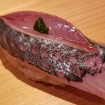 鮨 さかい - (20)真鯵(島根県浜田産)
      産卵期は春～夏、旬は秋～冬
      どんちっち鯵ですね♪
      産卵は春なので魚の状態も回復し、肉厚で脂のりもバッチリ
      鯵の香りもとても良いですね