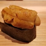 鮨 さかい - (21)北紫雲丹(北海道天売島産)の軍艦(海苔:愛知県三河産)
      北紫雲丹の産卵期は秋、旬は春～夏
      大きな北紫雲丹がタップリ。贅沢です！
      シャリのほどけを楽しみ、北紫雲丹の品のある甘みが口に拡がります