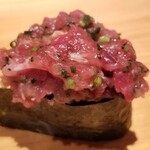 鮨 さかい - (22)本鮪中落ち(宮城県塩釜産、やま幸、103kg、旋網、7日熟成)のネギトロ軍艦
      脂ののった中落ちを山葵と合わせて、すっきりとした後味に仕上げてあります