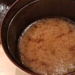 鮨 さかい - (23)赤出汁(車海老&毛蟹出汁)
      香りを嗅ぐと甲殻類のエキスが詰まった香りがしましたので、お伺いしたところ車海老&毛蟹で出汁を取られたそう
      丁度良いコクと深みで嬉しいです