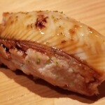 鮨 さかい - (24)煮穴子(長崎県対馬列島産)
      産卵期は初夏～初秋、旬は夏～秋
      旬真っ只中で脂がのり味わいが深い
      ふわっと軟らかく口の中に入れた瞬間にシャリがほどけます
      一気に拡がる旨みツメも濃過ぎず軽やかな後味