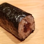 鮨 さかい - (26)干瓢巻き
      海苔の薫りが素晴らしく、干瓢は甘辛煮だと思うのですが、味わいの主張は控えめで、赤酢のシャリの美味しさを素直に感じ取れます
