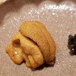 鮨 さかい - (07)赤雲丹(佐賀県唐津産)&キャビア(フランス産)
      産卵期は初秋～晩秋、旬は初夏～晩夏。
      透明感のある上品な甘みが特徴ですが、唐津の赤雲丹はより甘みと旨みが強め
      最初は舌の上に5秒ホールドして堪能